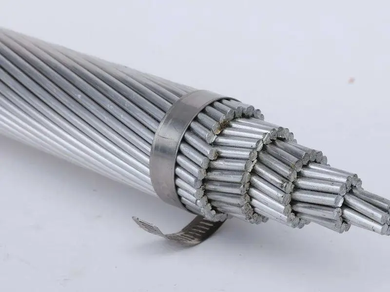 Conductor AAC fabricado con alambres de aluminio trenzados concéntricos.